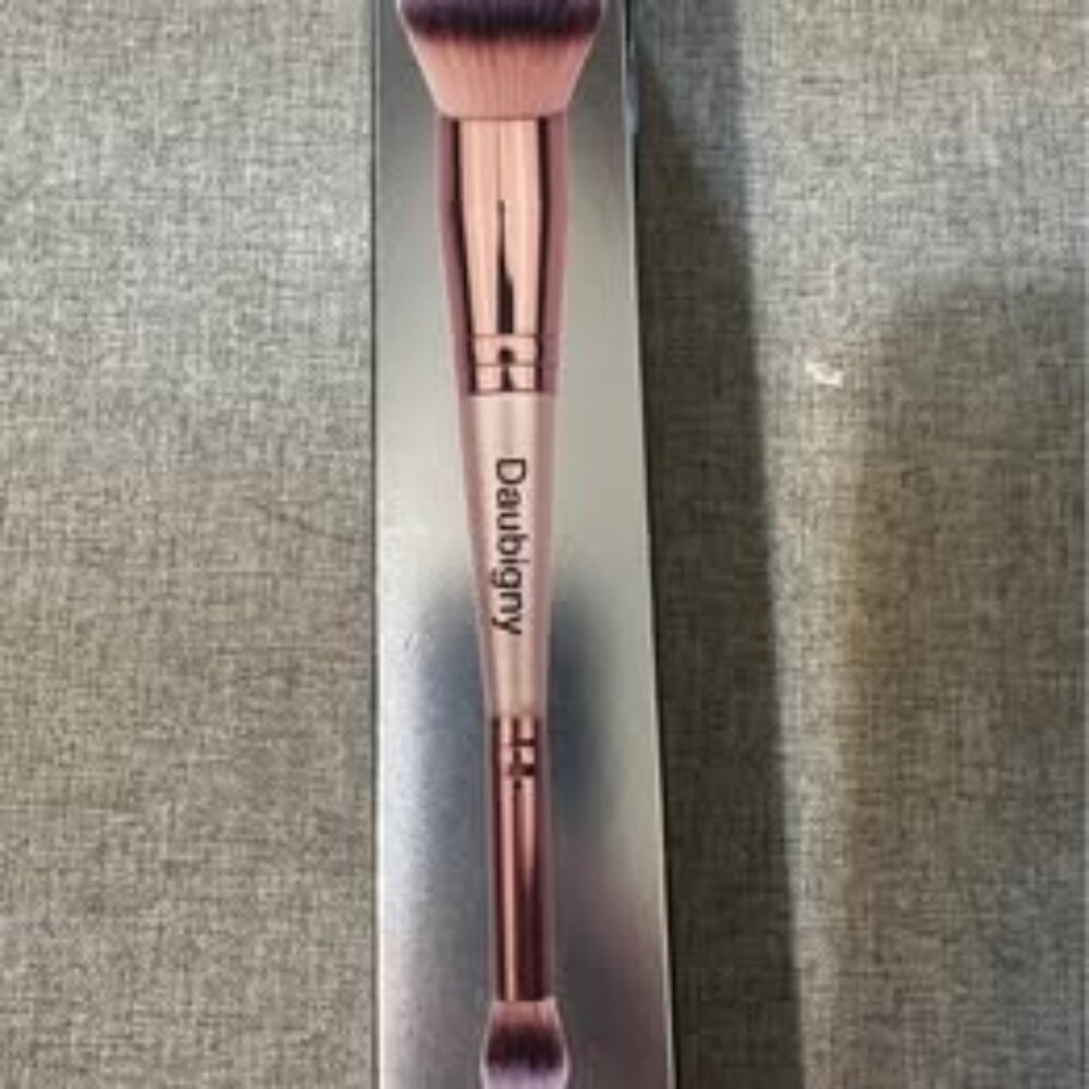 Daubigney make up brush -‎ new in box